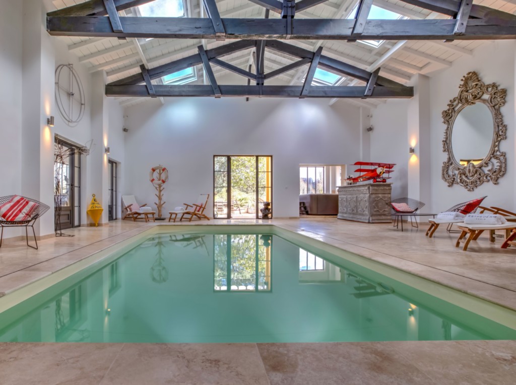 La piscine interieure chauffée du Chateu du Palanquey