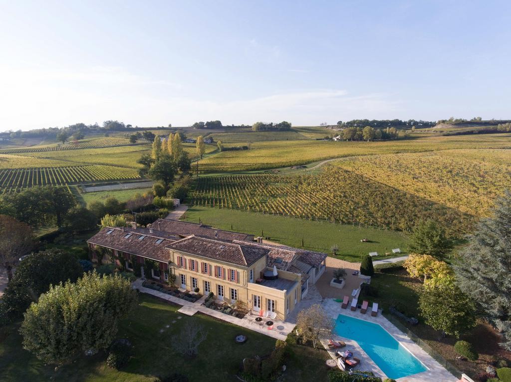 UNE VUE PANORAMIQUE SUR LES VIGNOBLES DE SAINT EMILION