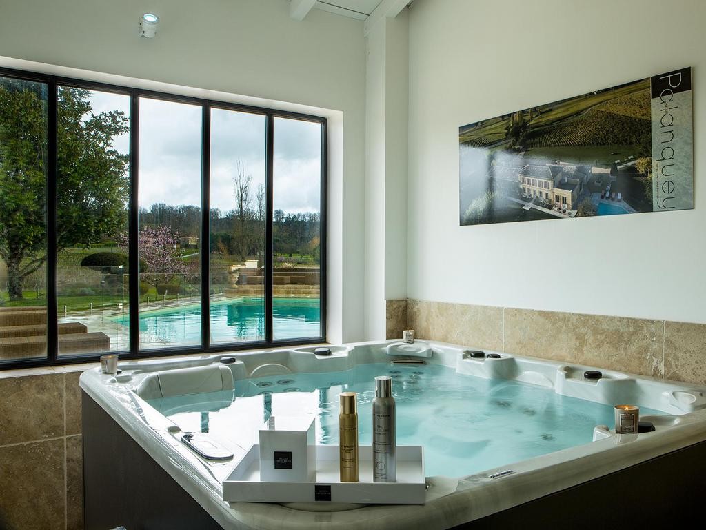 Le Jacuzzi du Spa avec vue sur la piscine exterieure