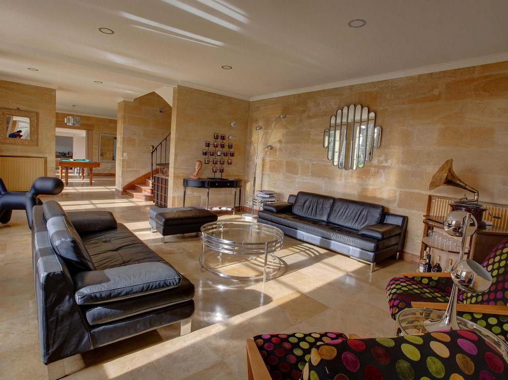 Trois grand Salons avec 1 200 metre carrez d'espace communs