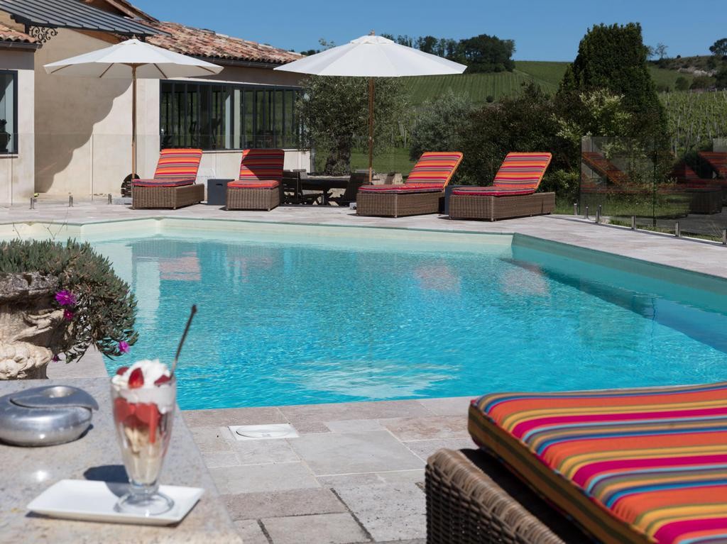 Relax autour de la piscine avec un cocktail autour de la piscine