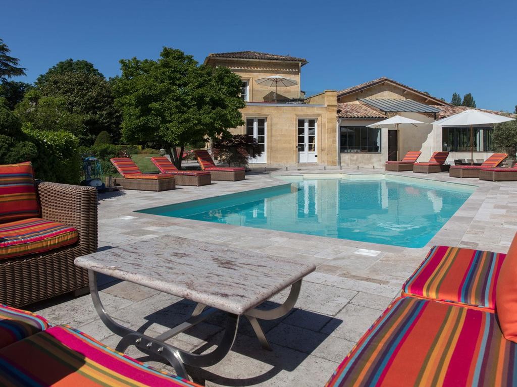 Le salon de la piscine exterieure chauffée en saison