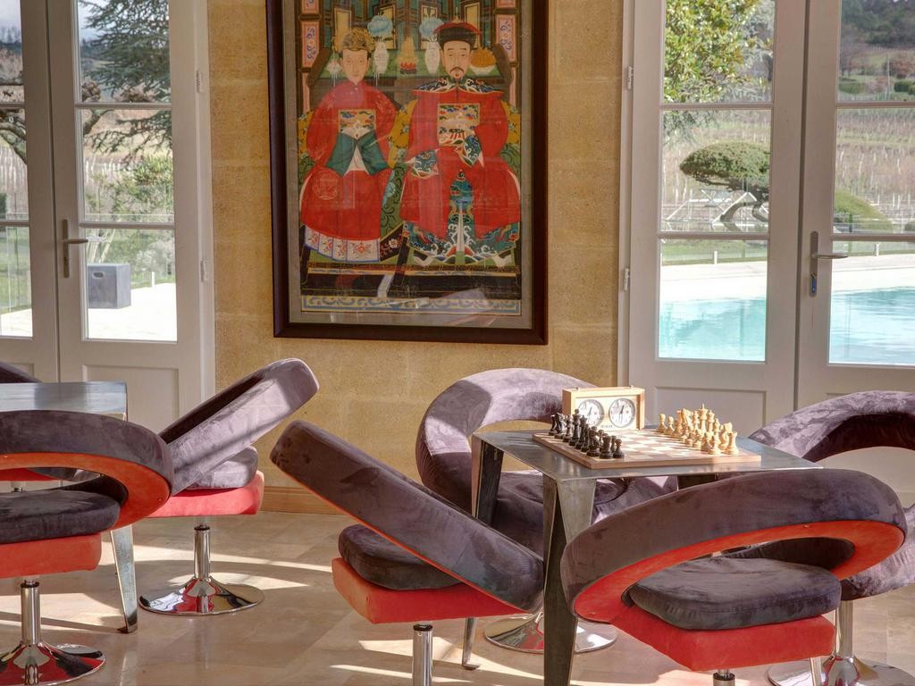 Un grand salon de Jeux et de Musique